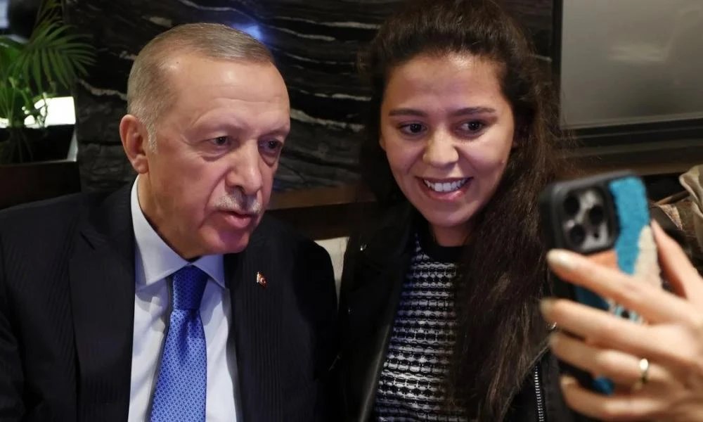 Ο Ερντογάν πήρε «σβάρνα» τα καφέ μετά την ήττα του: «Καλησπέρα σας καλή όρεξη»